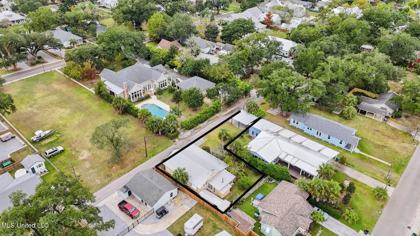 Adorable 1960's cottage in the heart of the Historic District of - photo 28