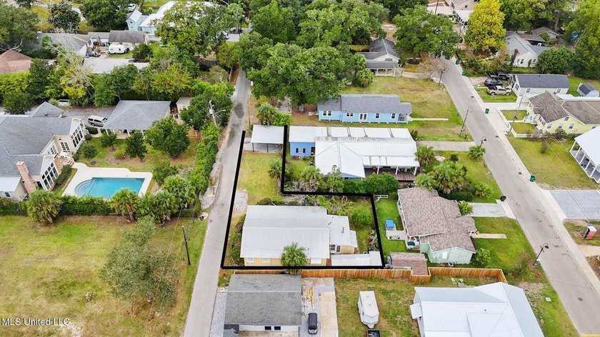 Adorable 1960's cottage in the heart of the Historic District of - photo 29