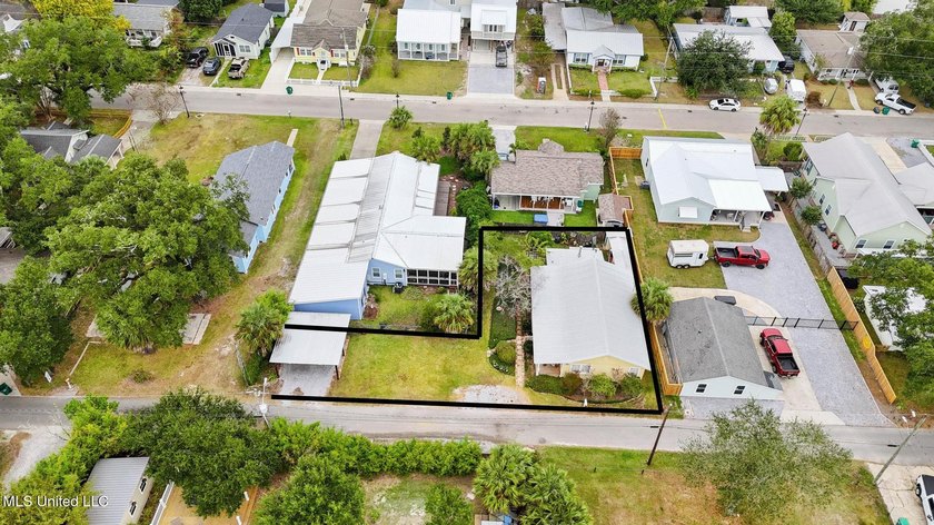 Adorable 1960's cottage in the heart of the Historic District of - photo 31