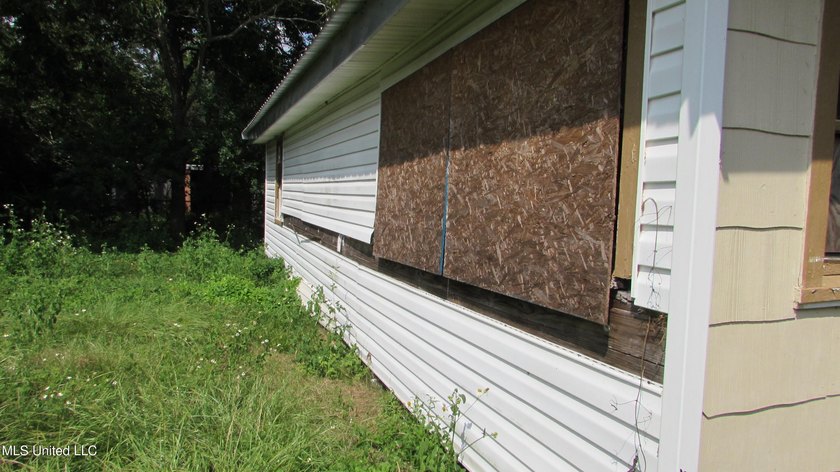 Fixer upper close to town, corner lot with newer metal roof - photo 3
