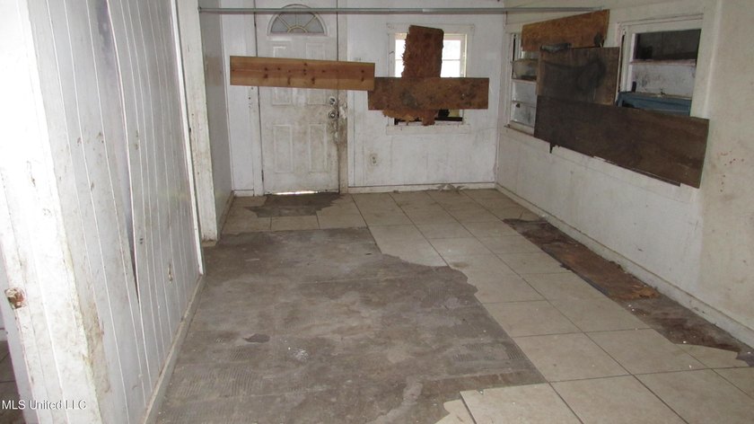 Fixer upper close to town, corner lot with newer metal roof - photo 10