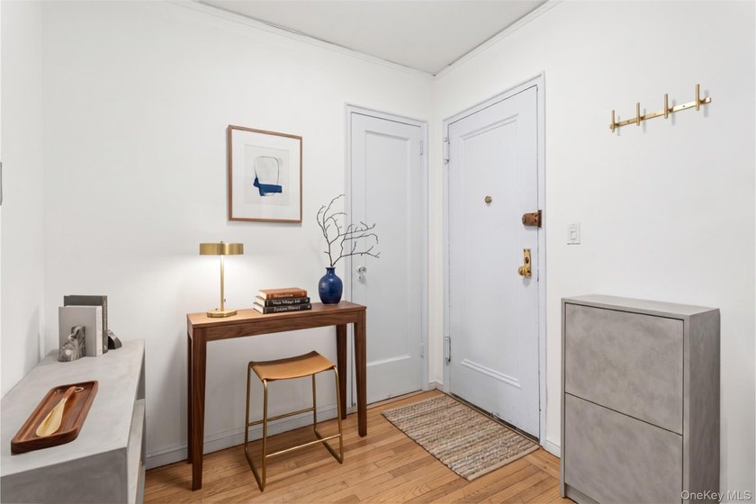 Welcome to 75 Bank Street, a charming prewar Art Deco - photo 5