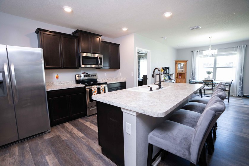 Welcome to Cobblestone! This beautiful 3 bedroom, 2 bathroom - photo 3