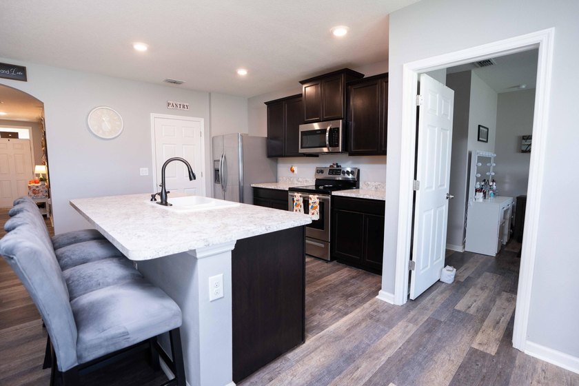 Welcome to Cobblestone! This beautiful 3 bedroom, 2 bathroom - photo 4