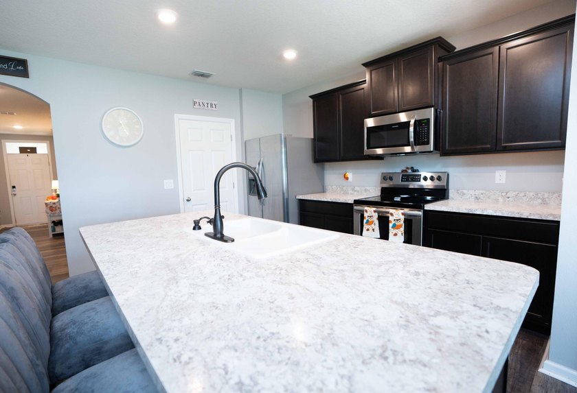 Welcome to Cobblestone! This beautiful 3 bedroom, 2 bathroom - photo 5
