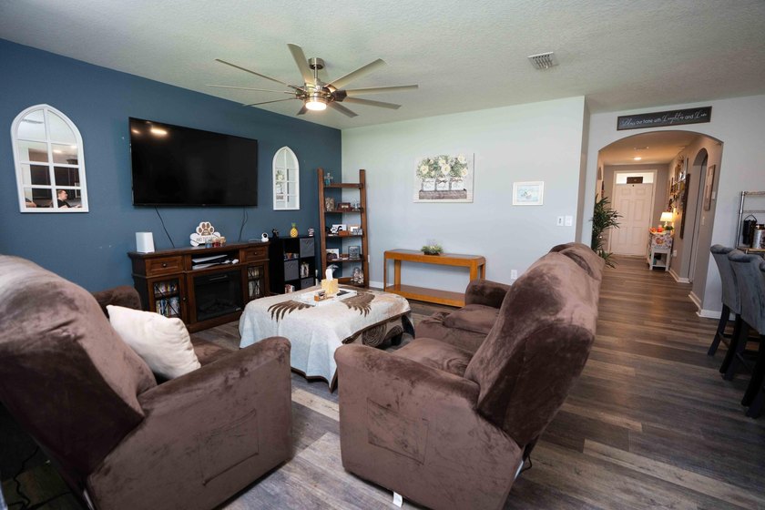 Welcome to Cobblestone! This beautiful 3 bedroom, 2 bathroom - photo 8