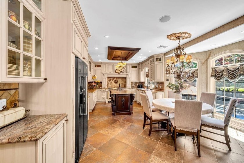 Welcome to this masterfully designed, full-brick custom estate - photo 15