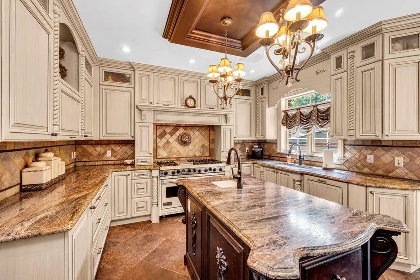 Welcome to this masterfully designed, full-brick custom estate - photo 19
