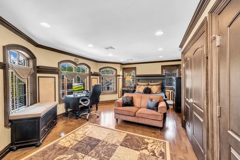 Welcome to this masterfully designed, full-brick custom estate - photo 22