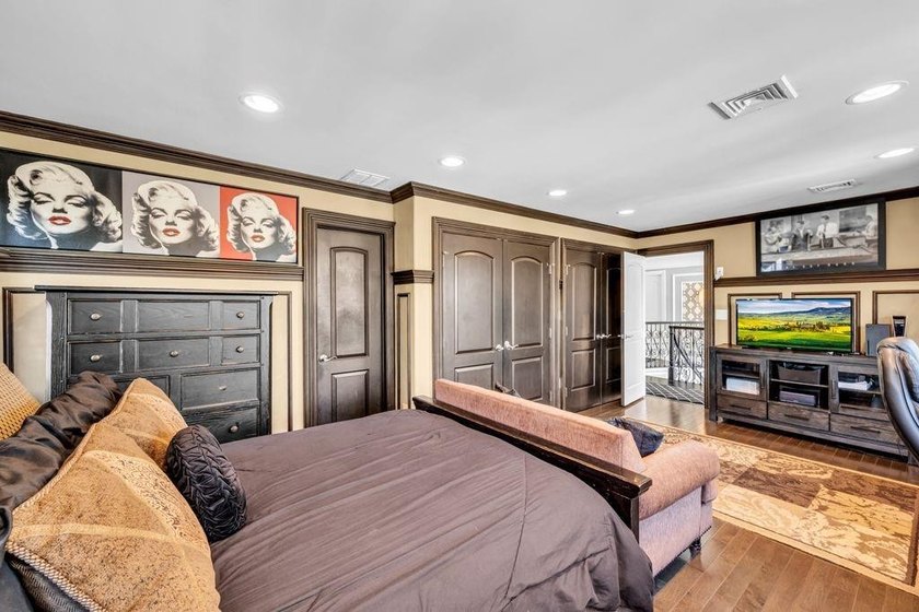 Welcome to this masterfully designed, full-brick custom estate - photo 23