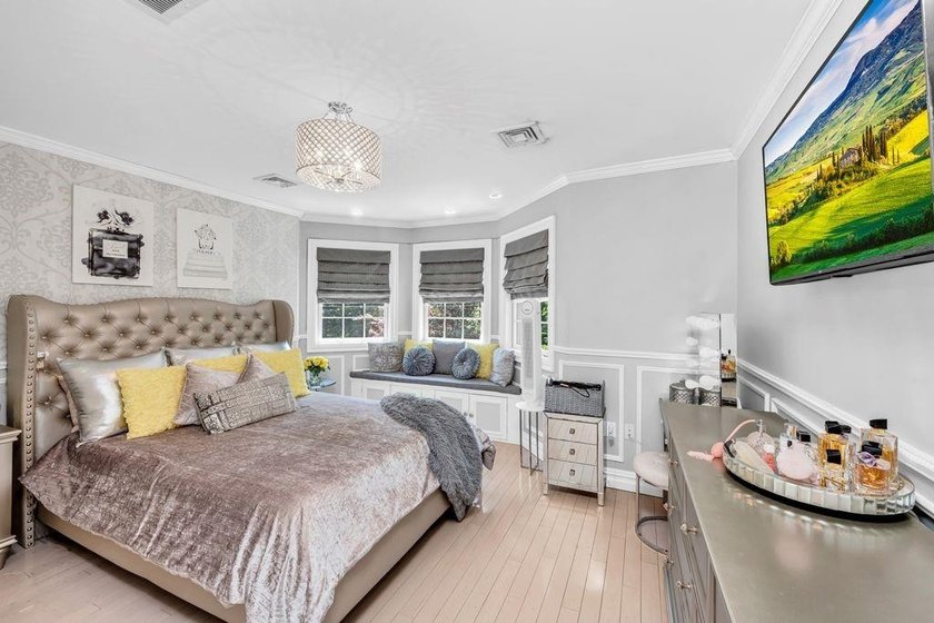 Welcome to this masterfully designed, full-brick custom estate - photo 28