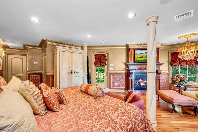 Welcome to this masterfully designed, full-brick custom estate - photo 33