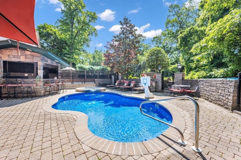 Welcome to this masterfully designed, full-brick custom estate - photo 49