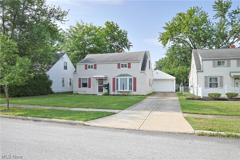 Home is located near everything. Needs tender loving care - photo 2