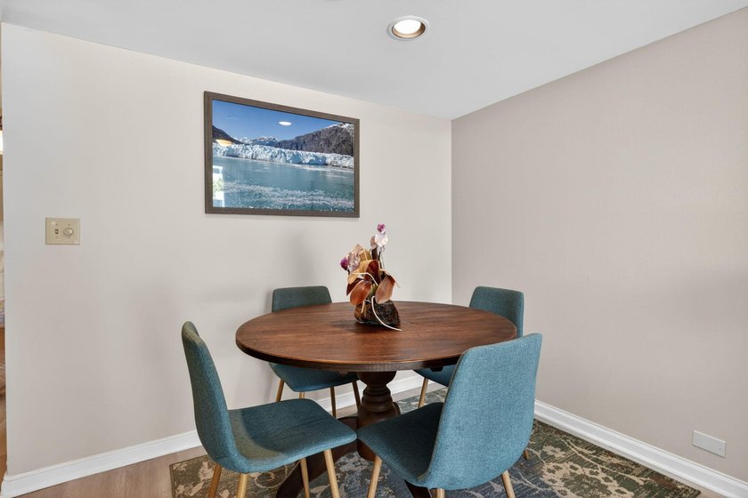 Renovated &amp; thoughtfully designed, bright corner 1/1 in Old Port - photo 12