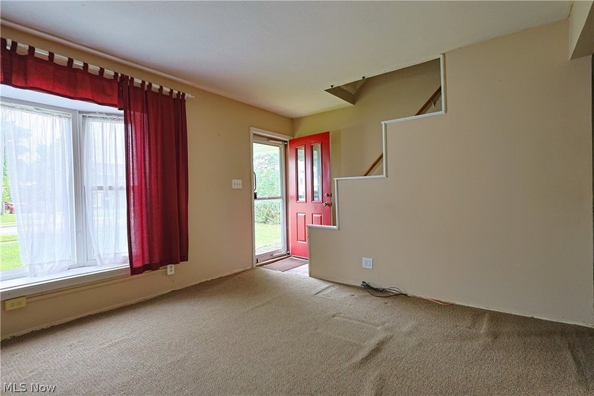Home is located near everything. Needs tender loving care - photo 3