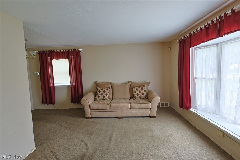 Home is located near everything. Needs tender loving care - photo 4