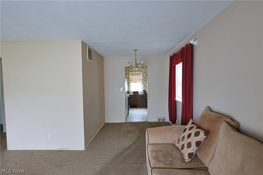 Home is located near everything. Needs tender loving care - photo 5