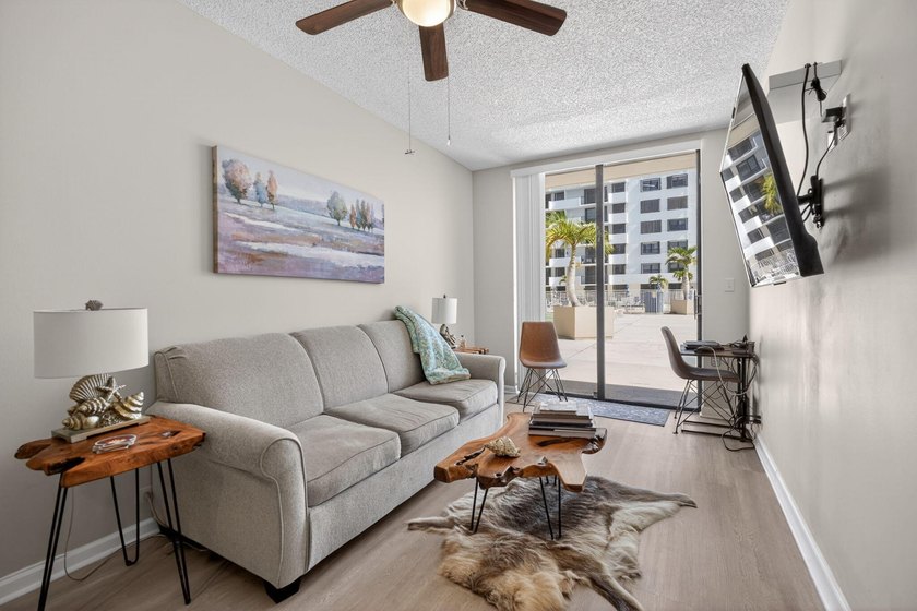 Renovated &amp; thoughtfully designed, bright corner 1/1 in Old Port - photo 15