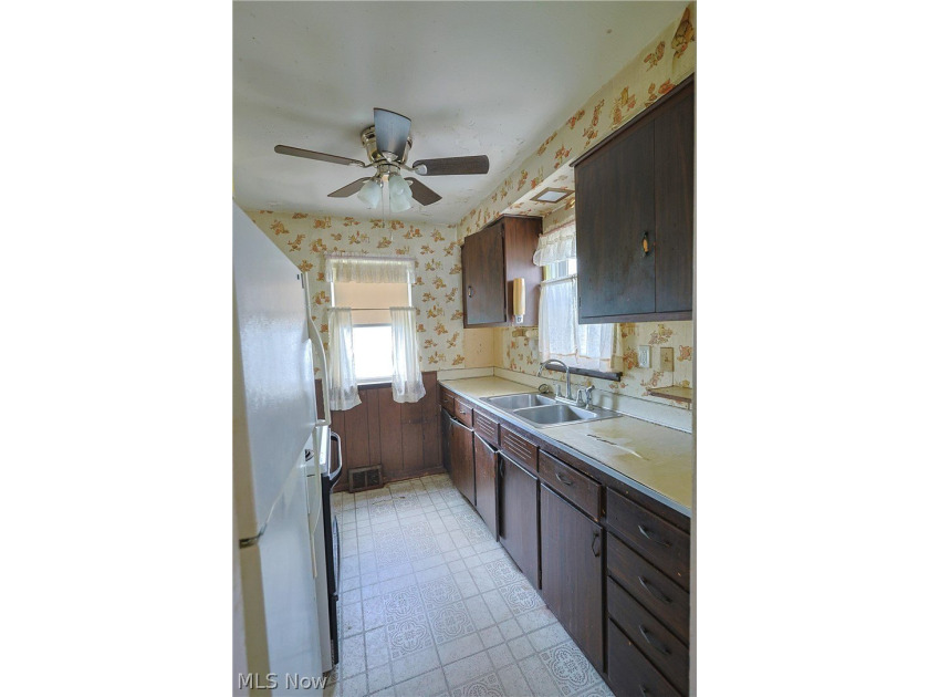 Home is located near everything. Needs tender loving care - photo 7