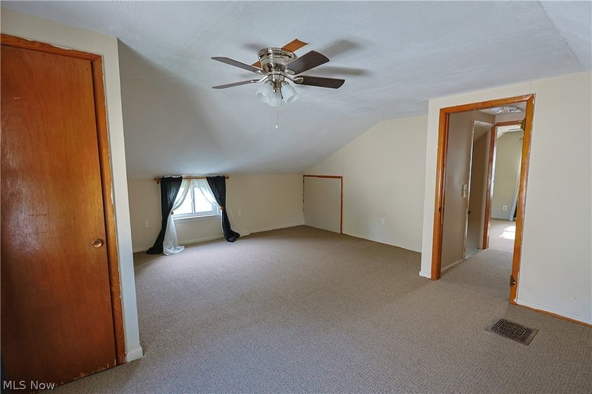 Home is located near everything. Needs tender loving care - photo 9