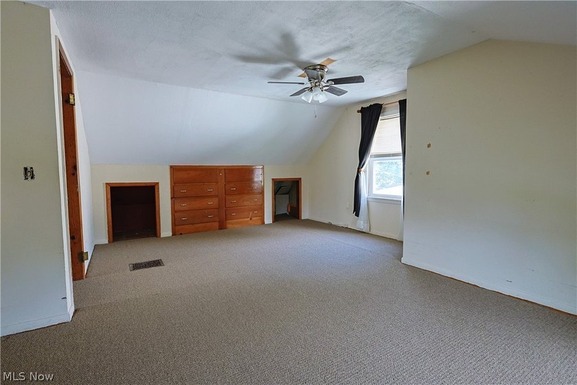 Home is located near everything. Needs tender loving care - photo 10