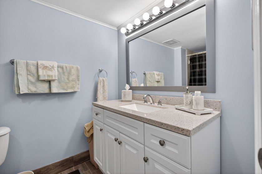 Renovated &amp; thoughtfully designed, bright corner 1/1 in Old Port - photo 20
