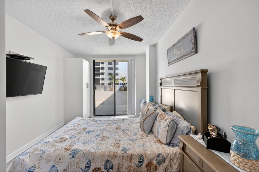 Renovated &amp; thoughtfully designed, bright corner 1/1 in Old Port - photo 21