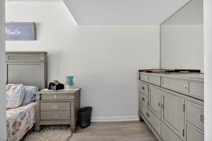 Renovated &amp; thoughtfully designed, bright corner 1/1 in Old Port - photo 24