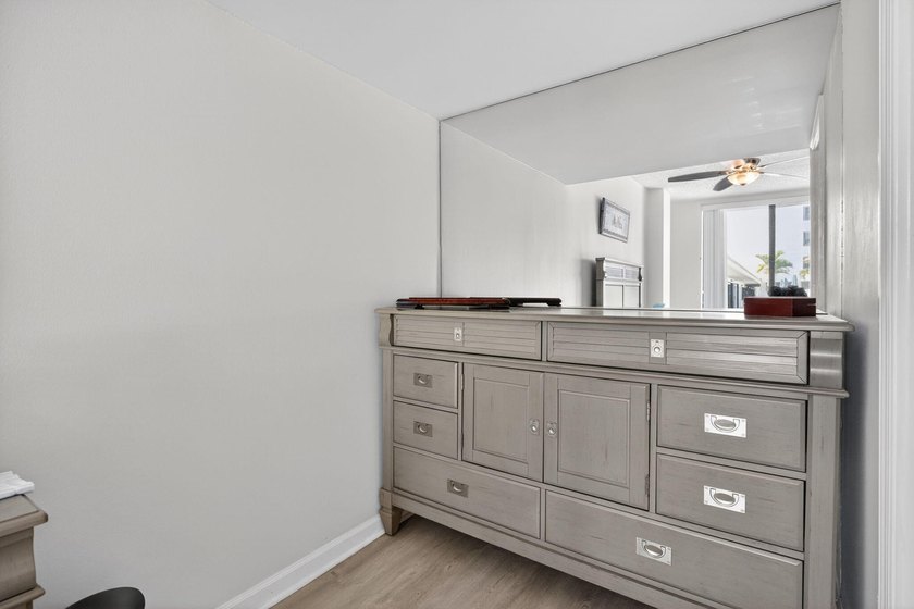 Renovated &amp; thoughtfully designed, bright corner 1/1 in Old Port - photo 25