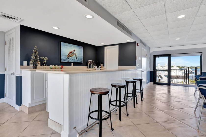 Renovated &amp; thoughtfully designed, bright corner 1/1 in Old Port - photo 30