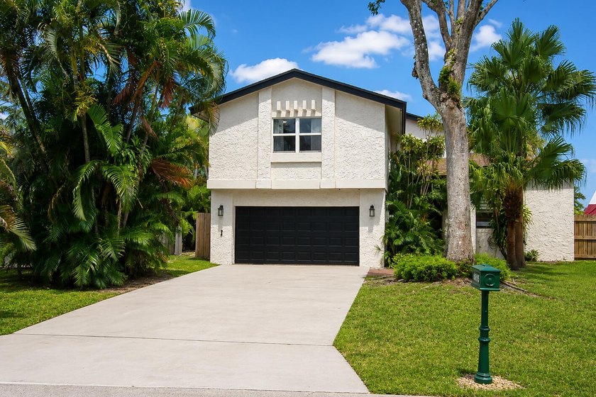This lovely three bedroom, two and a half bath, two story home - photo 2