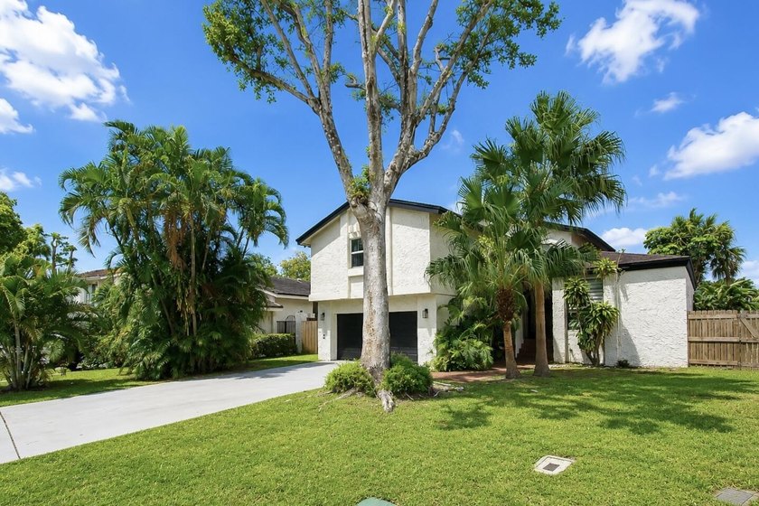 This lovely three bedroom, two and a half bath, two story home - photo 4