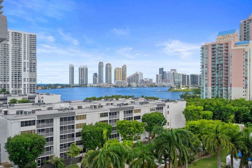 Welcome to Paradise. Amazing water views from every angle of - photo 2