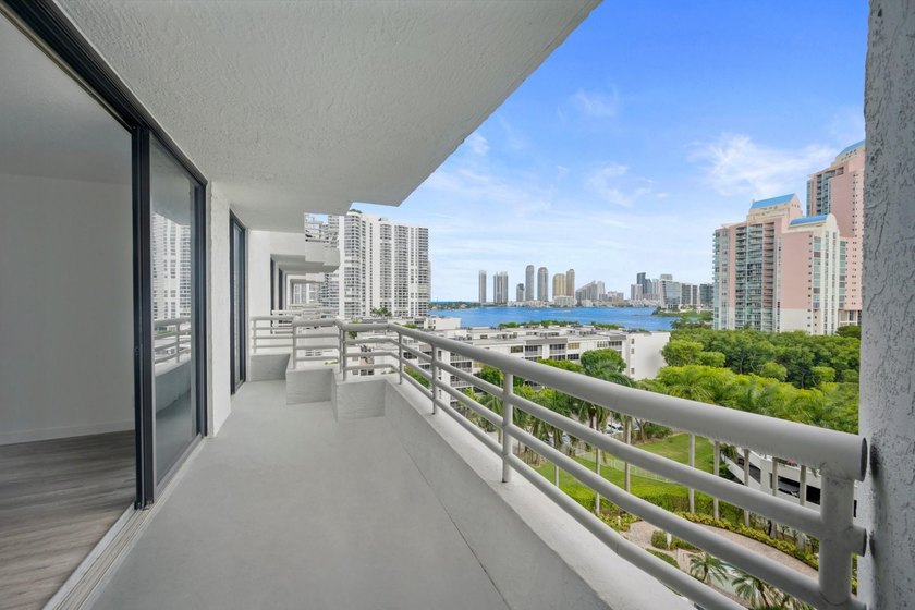Welcome to Paradise. Amazing water views from every angle of - photo 4