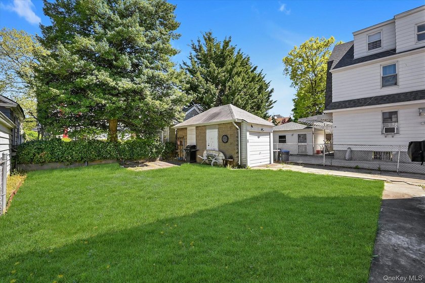 Stately detached all-brick Colonial with timeless curb appeal - photo 12