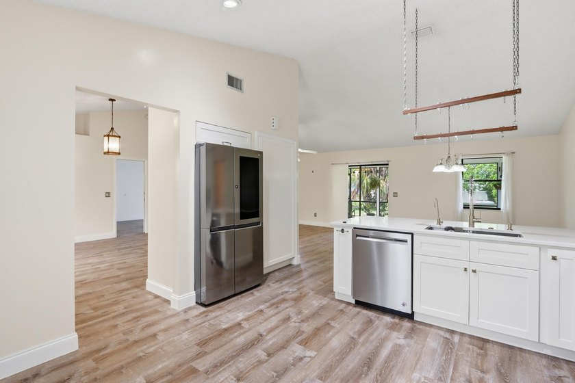 Welcome to this lovely single-story residence located in a - photo 22