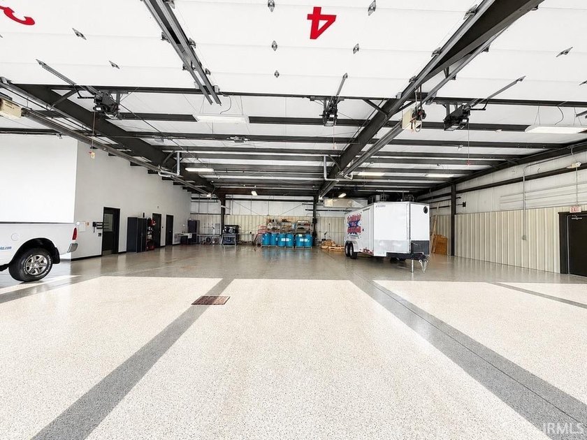 Professional office. Climate-controlled warehouse. Built for - photo 3