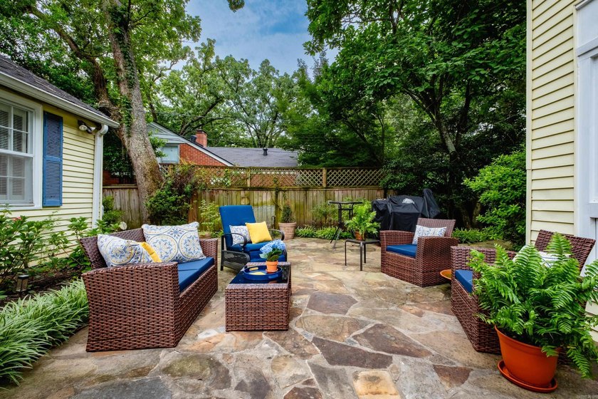 Beautiful setting on half acre landscaped lot. 1 story 3BR/ 2 - photo 3