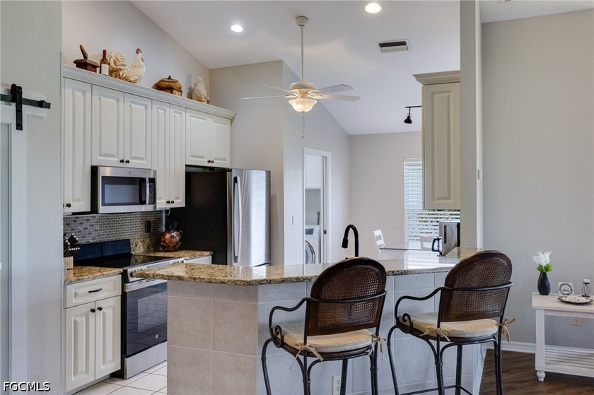 Welcome to this beautifully maintained 2-bedroom, 2-bath - photo 3