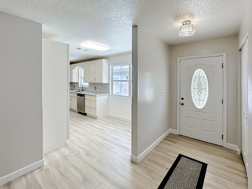 Beautifully remodeled 3BR/2BA home in sought-after Indian River - photo 4