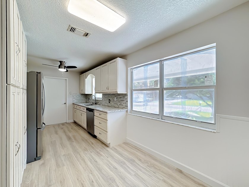 Beautifully remodeled 3BR/2BA home in sought-after Indian River - photo 5