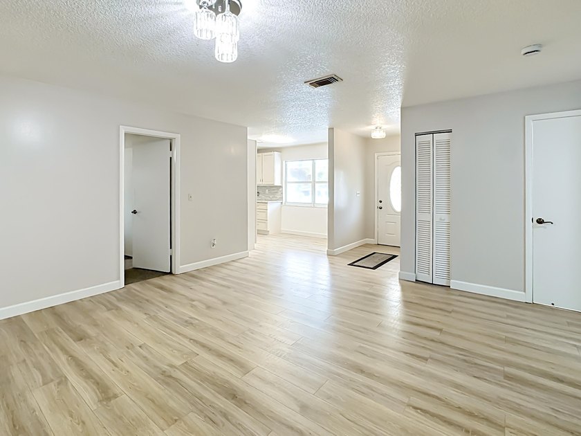 Beautifully remodeled 3BR/2BA home in sought-after Indian River - photo 6