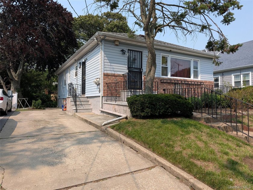 Lovely ranch in Far Rockaway - photo 2
