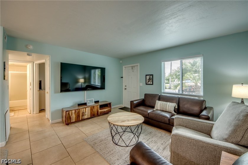 A spacious and sleek 2 bedroom/2 bath furnished first floor - photo 3