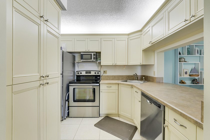 This inviting first-floor condo in West Palm Beach offers - photo 12