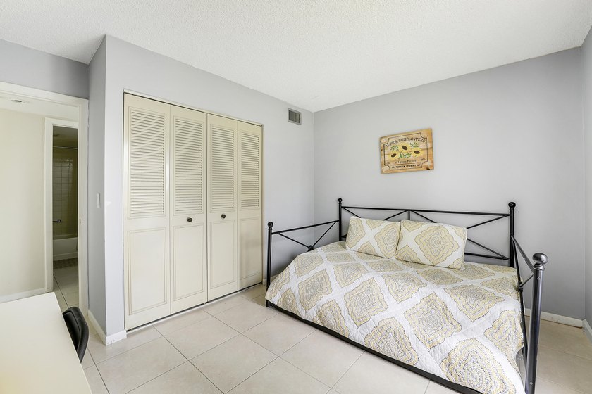This inviting first-floor condo in West Palm Beach offers - photo 15