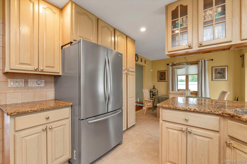 Welcome to this true 4-level split offering versatile living - photo 8