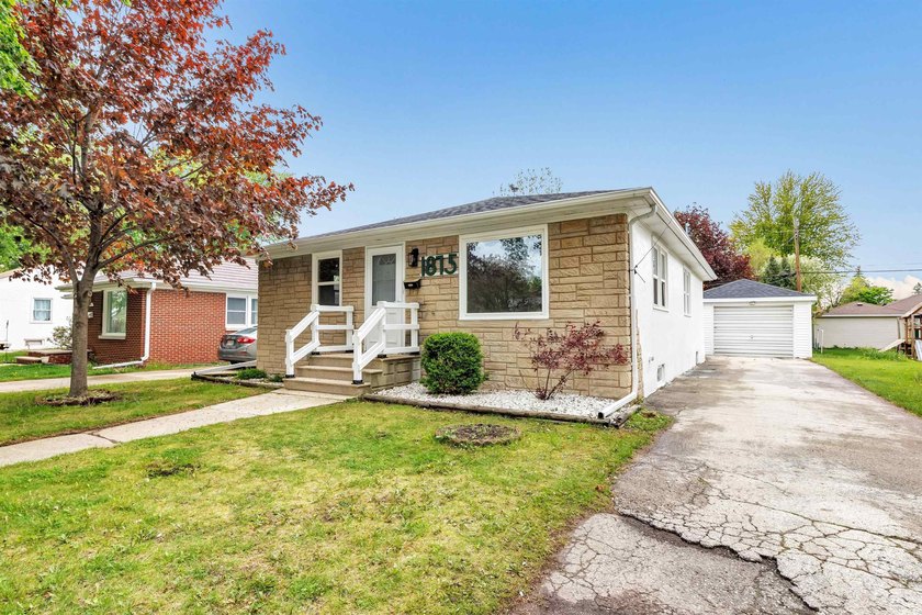 Welcome home to this beautifully remodeled 3 bed, 1 bath home in - photo 2