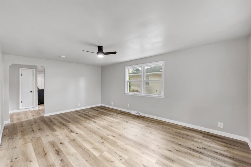 Welcome home to this beautifully remodeled 3 bed, 1 bath home in - photo 5